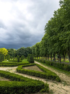 Güneşli bir günde park manzarası. - Evet. İnsanlar baharda hafta sonu etkinliği için parklarda dolaşırlar. Botanik Parkı, Bursa, Türkiye.