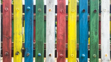 Çocuk parkında çok renkli çitler var. Yüksek kalite fotoğraf