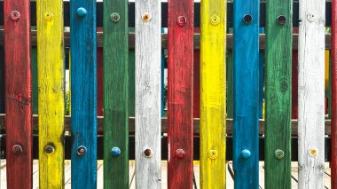 Çocuk parkında çok renkli çitler var. Yüksek kalite fotoğraf