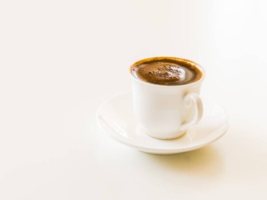 Küçük beyaz porselen bardak ve çay tabağı sıcak siyah Türk kahvesi, kahve kültürü konsepti. Beyazda izole edilmiş. Yüksek kalite fotoğraf