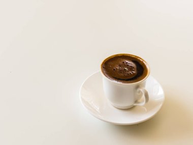 Küçük beyaz porselen bardak ve çay tabağı sıcak siyah Türk kahvesi, kahve kültürü konsepti. Beyazda izole edilmiş. Yüksek kalite fotoğraf