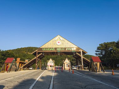 Uludağ, Bursa - Türkiye - 20 Ağustos 2023: Uludağ Milli Parkı, Kayak Tesisi, Bursa 'nın önemli turizm noktalarından biri. Yüksek kalite fotoğraf