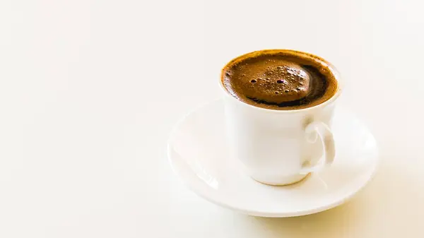 Küçük Beyaz Porselen Bardak Çay Tabağı Sıcak Siyah Türk Kahvesi — Stok fotoğraf