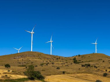 Rüzgar türbinlerinin ve tarım alanlarının havadan görünüşü. Yüksek kalite fotoğraf