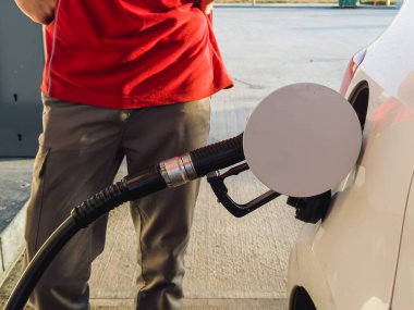 Benzin istasyonunda yakıt ikmali yapıyorum. Benzin istasyonunda yakıt ikmali. Benzin pompası istasyonda. Yüksek kalite fotoğraf