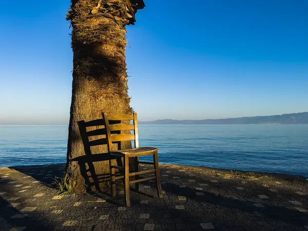 Sahildeki Tahta Sandalye Mavi Deniz Arka Planda Yalnızlık Konsepti Yüksek — Stok fotoğraf