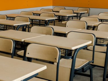 Arka planda sınıf yok, öğrenci ya da öğretmen yok. Modern sınıf ortamı. Yüksek kalite fotoğraf