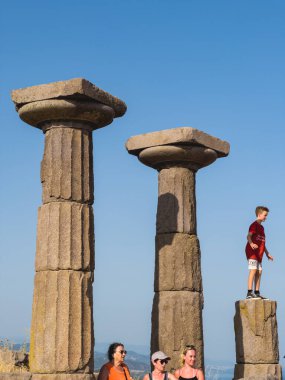 Antik Athena Tapınağı, Assos, Canakkale, Türkiye, Behramkale 'deki antik Assos arkeolojik sahasında bulunan Athena Tapınağı. Yüksek kalite fotoğraf