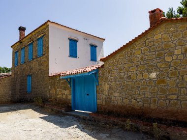 Adatepe, Kucukkuyu, Çanakkale 'de eski bir Türk köyüdür. Zeus, Truva Savaşı 'nı Adatepe yakınlarındaki bir sunaktan izledi. Yüksek kalite fotoğraf