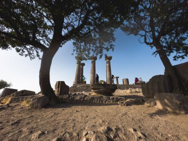 Antik Athena Tapınağı, Assos, Canakkale, Türkiye, Behramkale 'deki antik Assos arkeolojik sahasında bulunan Athena Tapınağı. Yüksek kalite fotoğraf