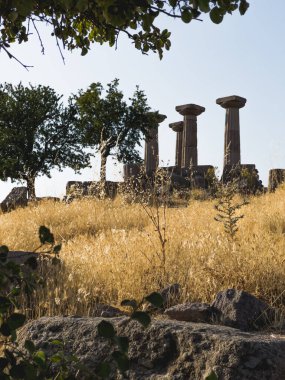 Antik Athena Tapınağı, Assos, Canakkale, Türkiye, Behramkale 'deki antik Assos arkeolojik sahasında bulunan Athena Tapınağı. Yüksek kalite fotoğraf