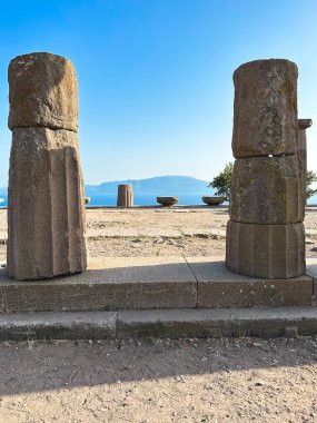 Antik Athena Tapınağı, Assos, Canakkale, Türkiye, Behramkale 'deki antik Assos arkeolojik sahasında bulunan Athena Tapınağı. Yüksek kalite fotoğraf