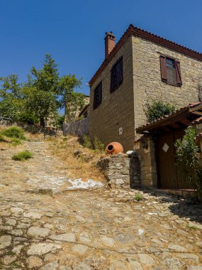 Adatepe, Kucukkuyu, Çanakkale 'de eski bir Türk köyüdür. Zeus, Truva Savaşı 'nı Adatepe yakınlarındaki bir sunaktan izledi. Yüksek kalite fotoğraf