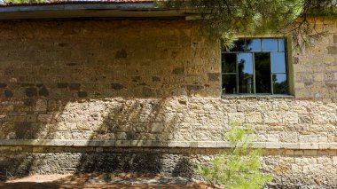 Adatepe 'nin Çanakkale köyündeki tarihi taş yapısının ilköğretim okulu, doğayla iç içe geçmiş eğitim kavramı. Yüksek kalite fotoğraf