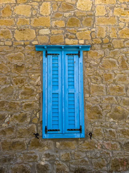 Синее Окрашенное Деревянное Окно Стене Желтого Камня Образец Декоративного Каменного — стоковое фото