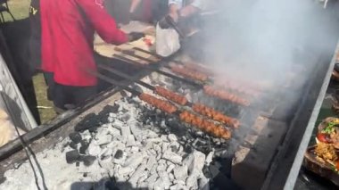  Izgaradaki Türk kebabı. Barbekü ızgara şiş kebap, kömür ateşinin üstünde şiş kebap.