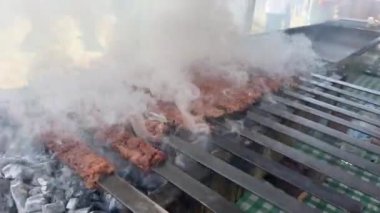  Izgaradaki Türk kebabı. Barbekü ızgara şiş kebap, kömür ateşinin üstünde şiş kebap.