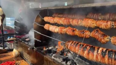 Şişe astarlı kokoreç, kuzu bağırsağı, Türk kokorec, Türk sokak yiyecekleri Kokorec ahşap fırında pişirilmiş koyun bağırsağı. Yüksek kalite 4k görüntü