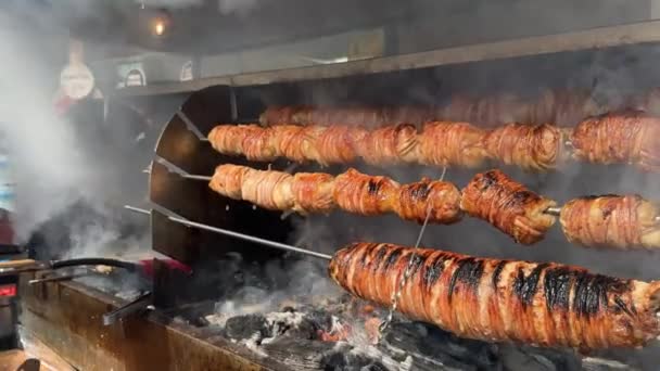 ボトルは ラム腸の食事 トルコの石油 木製の焼きオーブンで調理された羊の腸で作られたトルコのストリートフードココレックを並べました 高品質の4K映像 — ストック動画