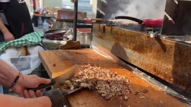 Chef Hackt Grillfleisch Mit Einem Messer Türkisches Street Food Kokorec — Stockvideo