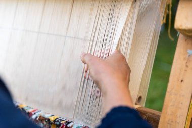 Halı dokuma tezgahında geleneksel teknikler kullanılıyor. Dokuma ve el yapımı halı üretimi. Yüksek kalite fotoğraf
