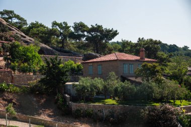 Adatepe, Kucukkuyu, Çanakkale 'de eski bir Türk köyüdür. Zeus, Truva Savaşı 'nı Adatepe yakınlarındaki bir sunaktan izledi. Yüksek kalite fotoğraf