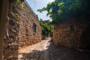Adatepe, Kucukkuyu, Çanakkale 'de eski bir Türk köyüdür. Zeus, Truva Savaşı 'nı Adatepe yakınlarındaki bir sunaktan izledi. Yüksek kalite fotoğraf