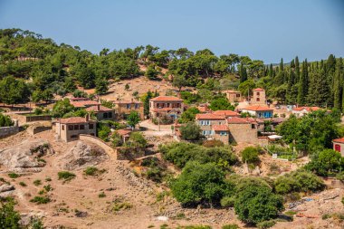 Adatepe, Kucukkuyu, Çanakkale 'de eski bir Türk köyüdür. Zeus, Truva Savaşı 'nı Adatepe yakınlarındaki bir sunaktan izledi. Yüksek kalite fotoğraf