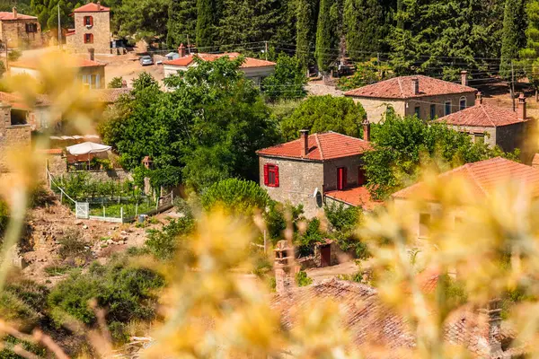 Adatepe, Kucukkuyu, Çanakkale 'de eski bir Türk köyüdür. Zeus, Truva Savaşı 'nı Adatepe yakınlarındaki bir sunaktan izledi. Yüksek kalite fotoğraf