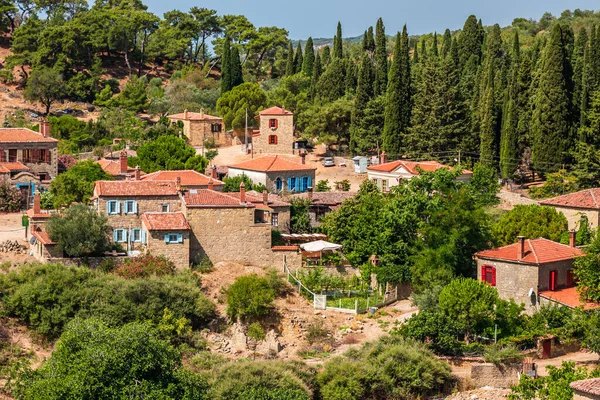 Adatepe, Kucukkuyu, Çanakkale 'de eski bir Türk köyüdür. Zeus, Truva Savaşı 'nı Adatepe yakınlarındaki bir sunaktan izledi. Yüksek kalite fotoğraf