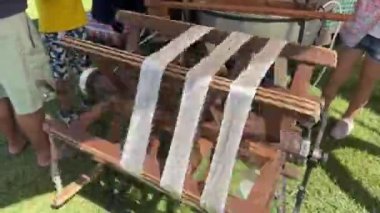 İpek böceği kozası, Bursa Türkiye 'de el yapımı ipek kumaş, haşlanmış ipek böceği geleneksel folklor yolu.