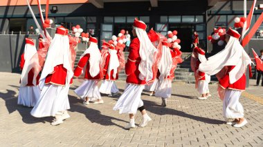  Bursa Turket - 29 Ekim 2022: Ulusal Egemenlik ve Çocuk Günü Festivali. Kırmızı ve beyaz geleneksel kostümlerle dans eden Türk çocukları. Yüksek kalite fotoğraf