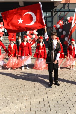  Bursa Turket - 29 Ekim 2022: Ulusal Egemenlik ve Çocuk Günü Festivali. Kırmızı ve beyaz geleneksel kostümlerle dans eden Türk çocukları. Yüksek kalite fotoğraf
