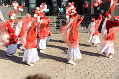  Bursa Turket - 29 Ekim 2022: Ulusal Egemenlik ve Çocuk Günü Festivali. Kırmızı ve beyaz geleneksel kostümlerle dans eden Türk çocukları. Yüksek kalite fotoğraf