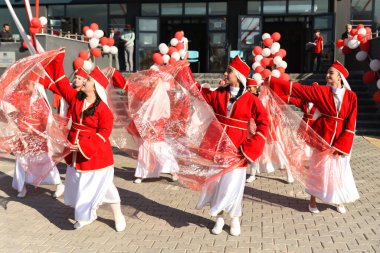  Bursa Turket - 29 Ekim 2022: Ulusal Egemenlik ve Çocuk Günü Festivali. Kırmızı ve beyaz geleneksel kostümlerle dans eden Türk çocukları. Yüksek kalite fotoğraf