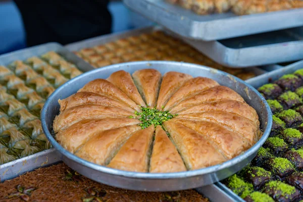 Pistachio Baklava 传统的中东风味 Baklava在当地的名字是Fistikli Baklava 传统的 美味的土耳其面包片 高质量的照片 — 图库照片