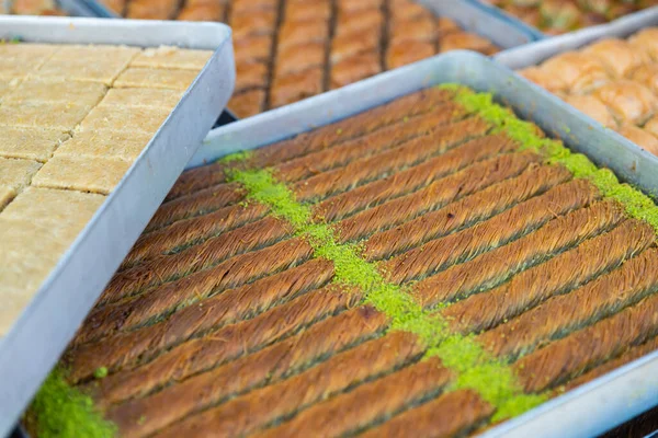 Fıstıklı baklava. Geleneksel Orta Doğu lezzetleri. Yerel adı Fistikli Baklava 'dır. Geleneksel, lezzetli Türk baklavası. Yüksek kalite fotoğraf