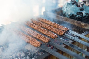 Açık ızgarada leziz kebap, açık mutfak. Şehirde yemek festivali. Lezzetli yemekler şişte kızartılıyor, yemekhanede. Yaz pikniği. Yüksek kalite fotoğraf