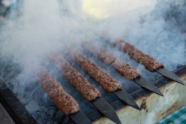 Açık ızgarada leziz kebap, açık mutfak. Şehirde yemek festivali. Lezzetli yemekler şişte kızartılıyor, yemekhanede. Yaz pikniği. Yüksek kalite fotoğraf