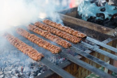Açık ızgarada leziz kebap, açık mutfak. Şehirde yemek festivali. Lezzetli yemekler şişte kızartılıyor, yemekhanede. Yaz pikniği. Yüksek kalite fotoğraf