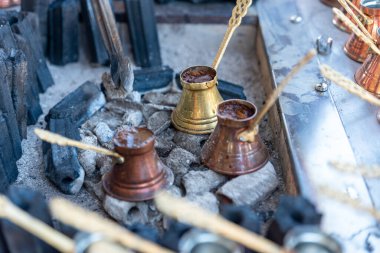 Geleneksel yöntemlerle Türk kahvesi yapmak, ısıtılmış kumda yavaşça pişen kahve. Yüksek kalite fotoğraf