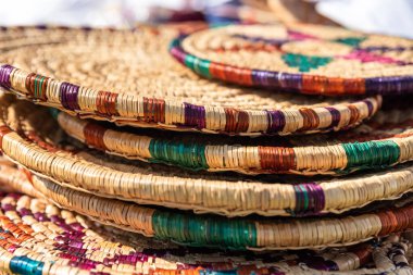 El yapımı renkli hasır ürünler, sürdürülebilir dekorasyon konsepti. Yüksek kalite fotoğraf