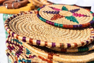 El yapımı renkli hasır ürünler, sürdürülebilir dekorasyon konsepti. Yüksek kalite fotoğraf