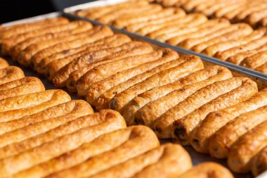 Balkan hamur işi borek, Türk Tepsi Boregi, Yuvarlak Borek, Tepsi hamur işi fırınında sergileniyor. Yüksek kalite fotoğraf