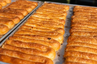 Balkan hamur işi borek, Türk Tepsi Boregi, Yuvarlak Borek, Tepsi hamur işi fırınında sergileniyor. Yüksek kalite fotoğraf