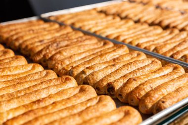 Balkan hamur işi borek, Türk Tepsi Boregi, Yuvarlak Borek, Tepsi hamur işi fırınında sergileniyor. Yüksek kalite fotoğraf