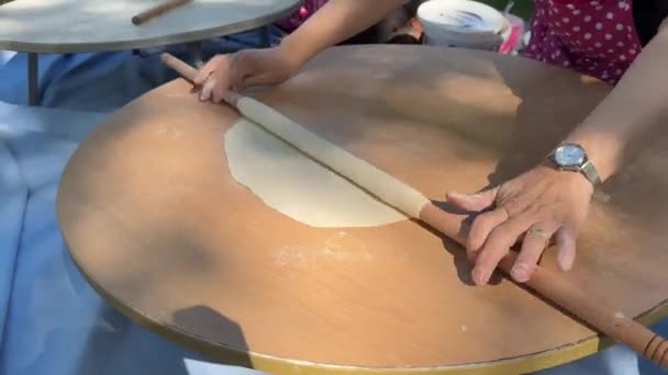 Femme Rouler Pâte Avec Rouleau Pâtisserie Femme Âge Moyen Roule — Video