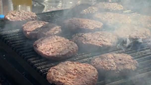 Männliche Hand Dreht Fleischbällchen Auf Grill Gebraten Kochen Fleisch Grill — Stockvideo