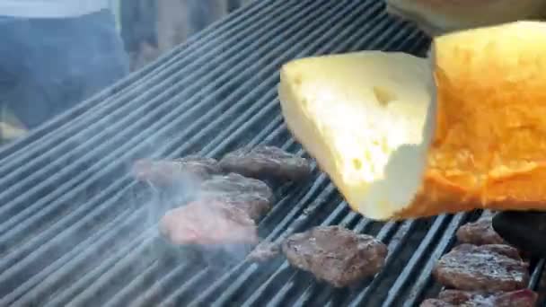 グリルにローストされた男性の手のフリップミートボール ピクニックで炭焼きの肉バーベキュー — ストック動画