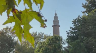  Bursa 'daki bir Osmanlı anıtı olan Ulu Camii, ağaç yapraklarından görülebilen tarihi minare
